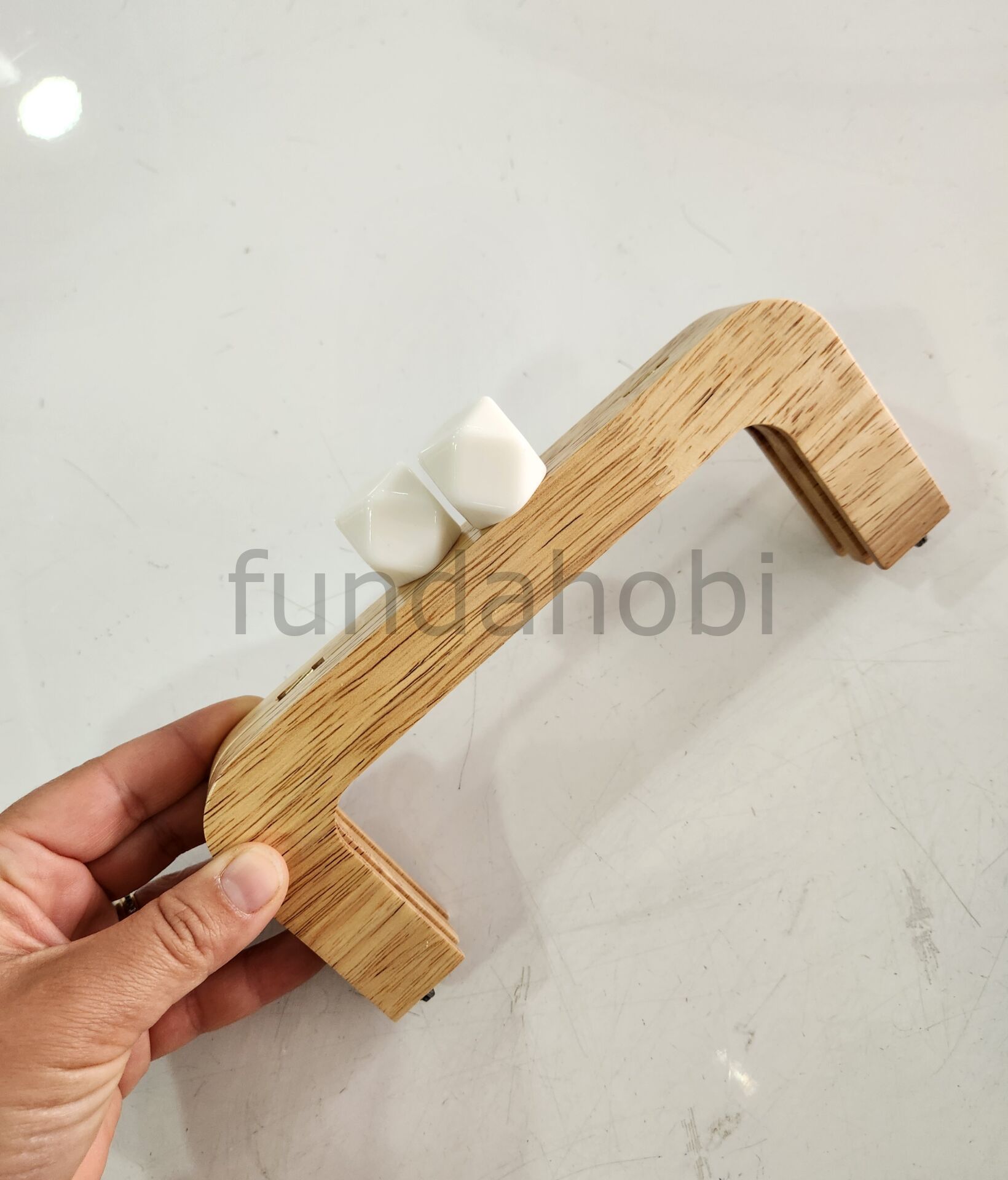 BONCUKLU MIKNATISLI AHŞAP BURS 20 CM -BEYAZ